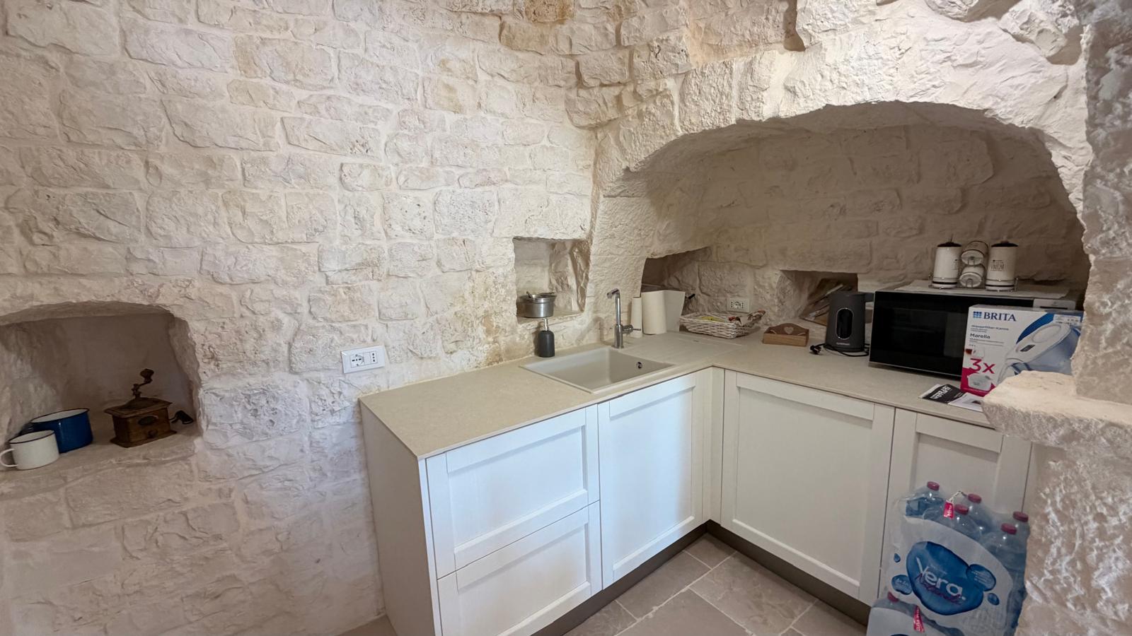 Trulli Comunicanti, Restaurati con Antico Camino, Ulivi Secolari.